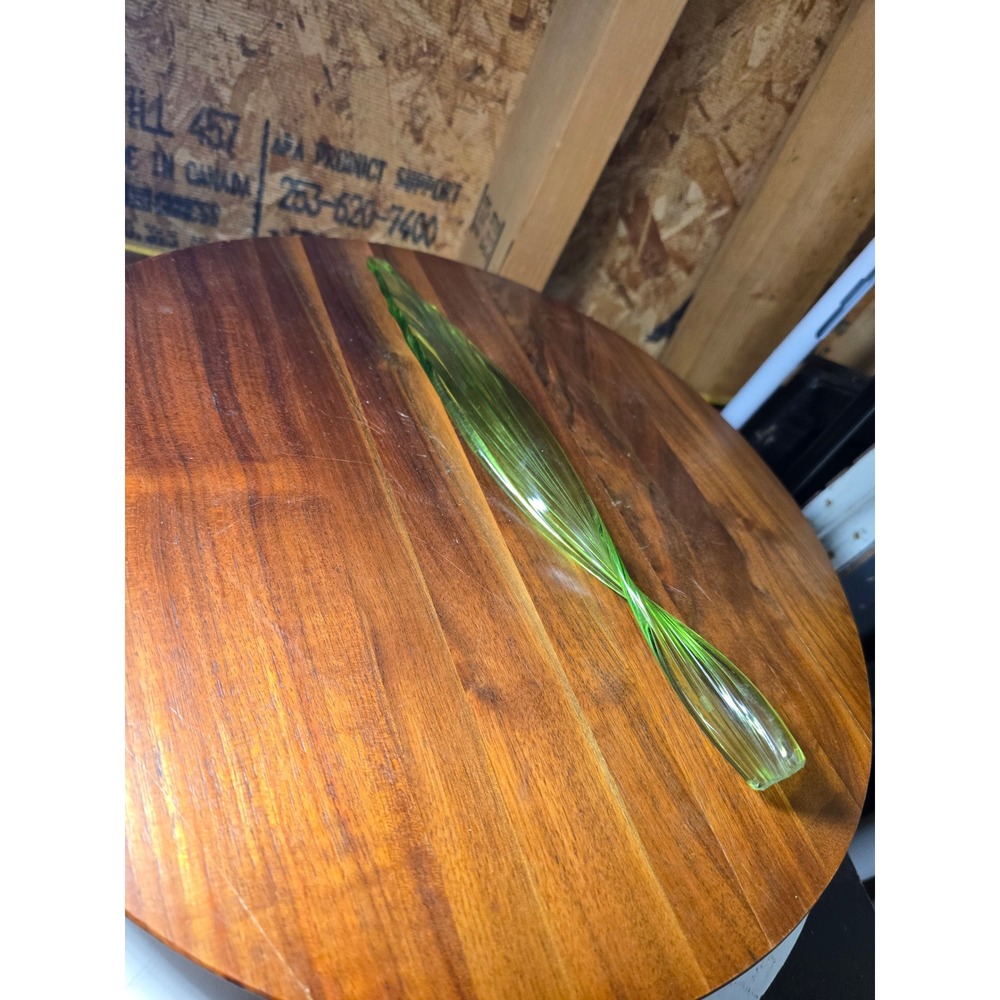 Vintage Chartreuse Green Art Glass Twisted Leaf Sculpture Hand Blown MCM Decor - Picture 2 of 5